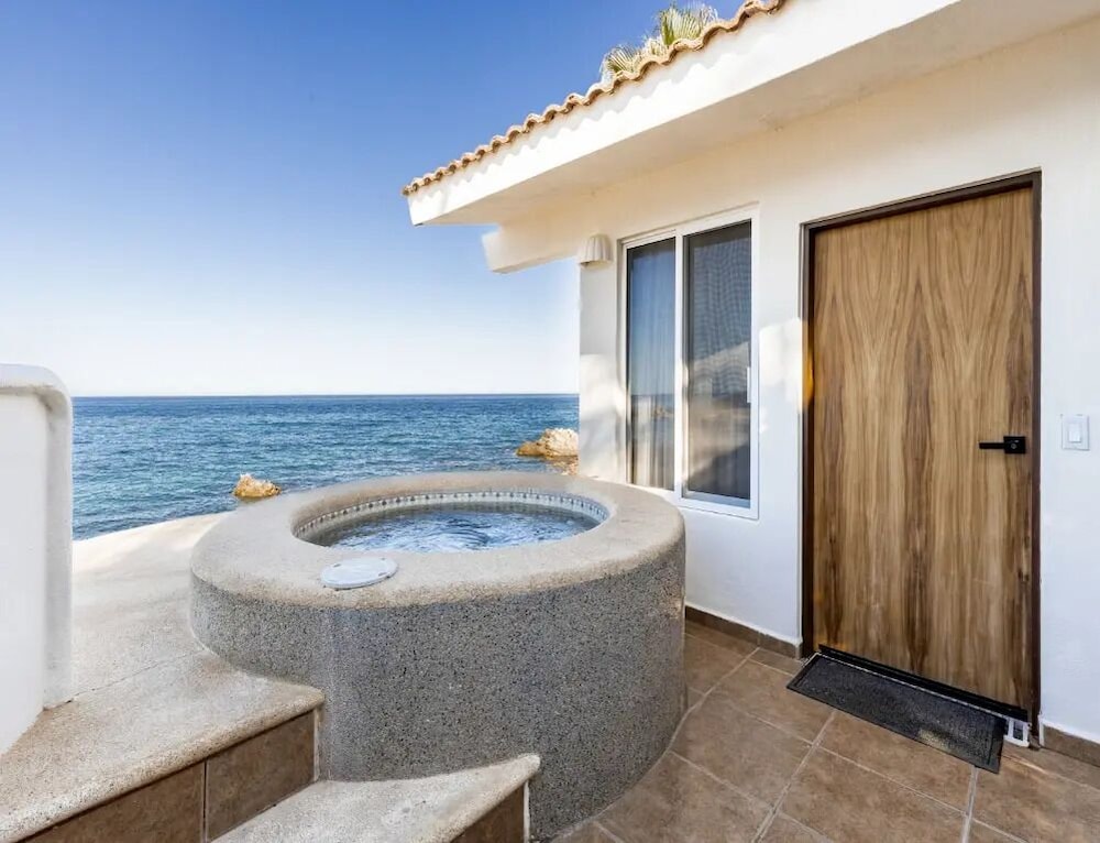 Deluxe Suite King with Hot Tub photo 2