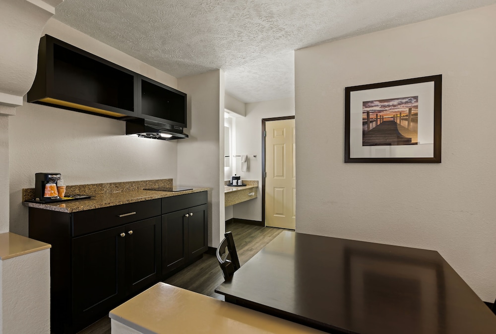 Room, 1 King Bed, Non Smoking - Photo 4