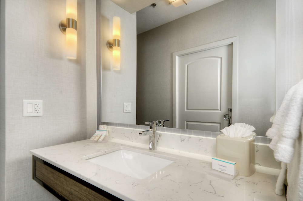 Suite, 1 King Bed, Accessible - Photo 4