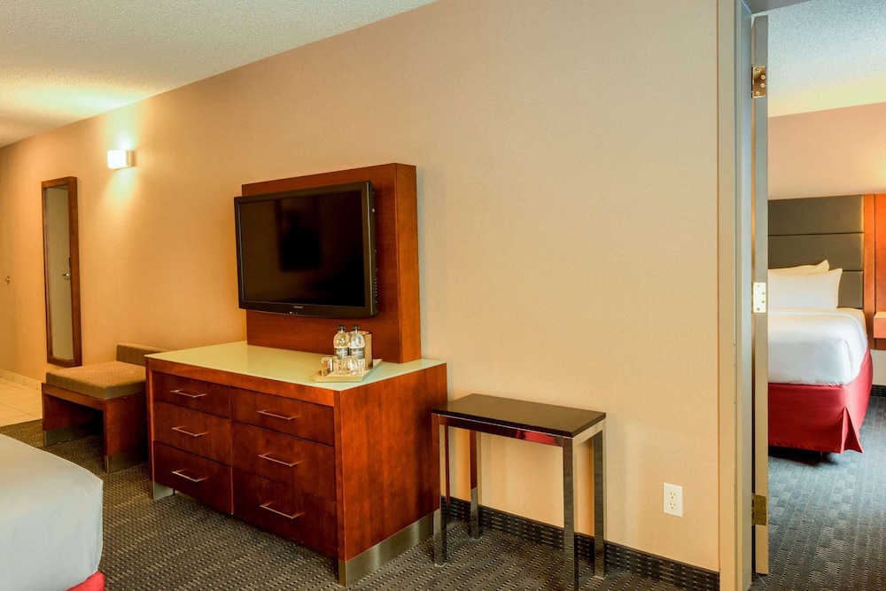 Premium Room, 1 Queen Bed, Non Smoking - Photo 1