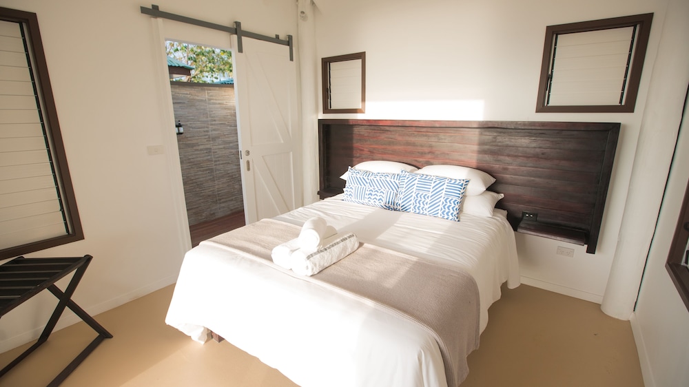 Beachfront Bure (Fan Cooled - Private Ensuite) photo 2