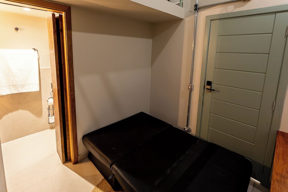 Triple Room thumbnail 6