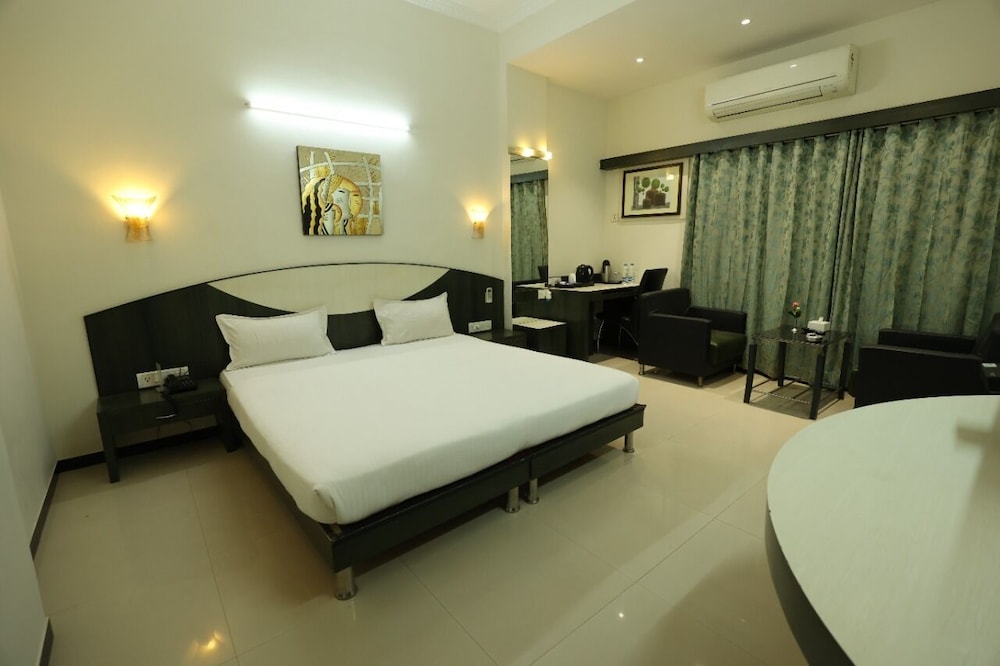 Deluxe Room, 1 King Bed, Smoking, City View photo 2