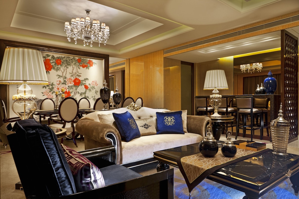 1 King Bed, River View, Executive Lounge Access, High Floor - 15th and above, Large Suite photo 3