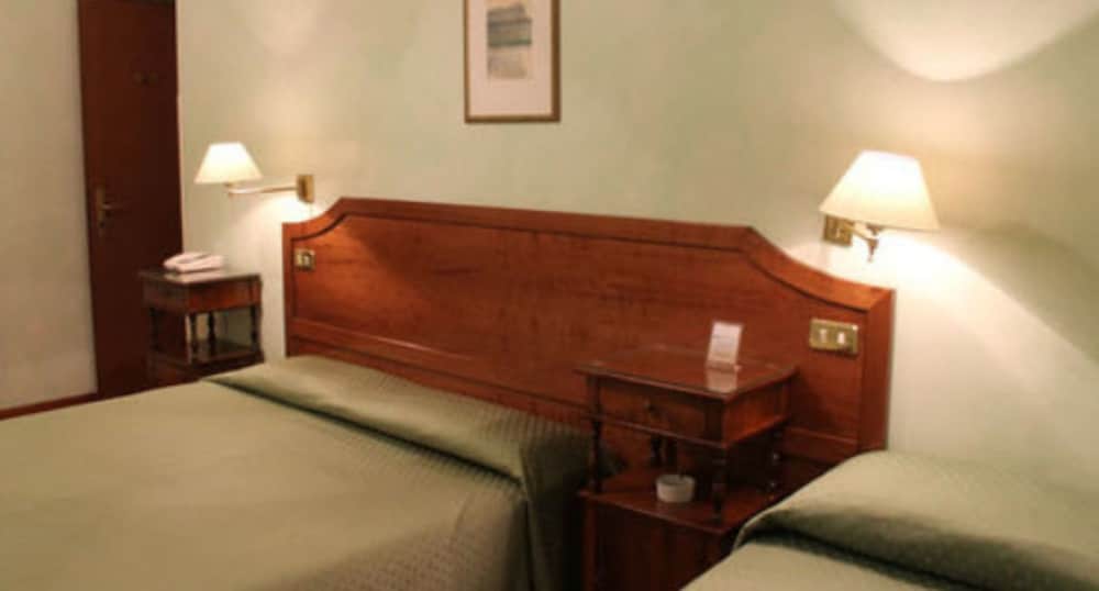 Classic Triple Room thumbnail 6