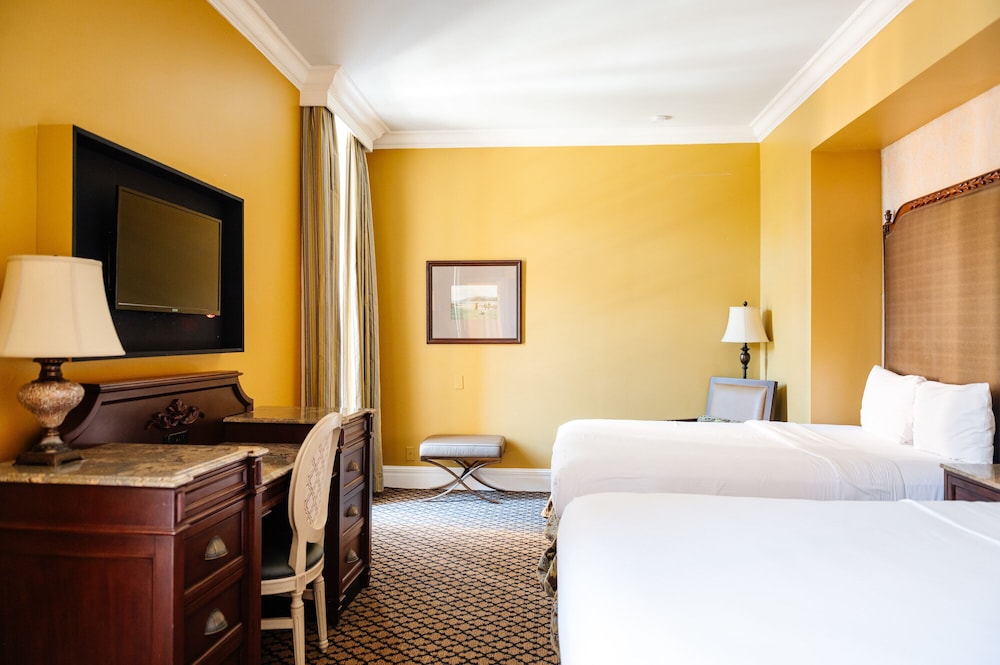 Double Queen Room (24/7 Front Desk) - Photo 5