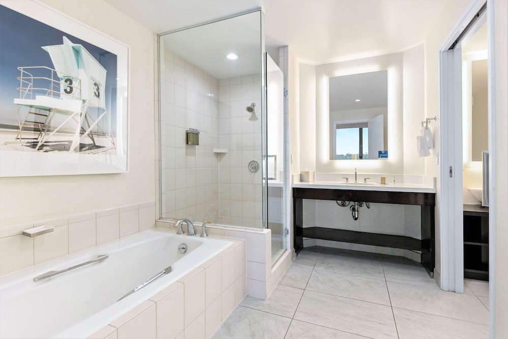 Premier Suite, Balcony, Pool View (High Floor), photo 6