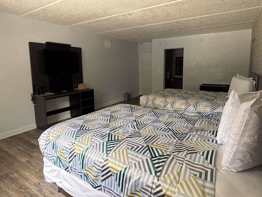 Standard Room, 2 Double Beds, Non Smoking - Photo 8