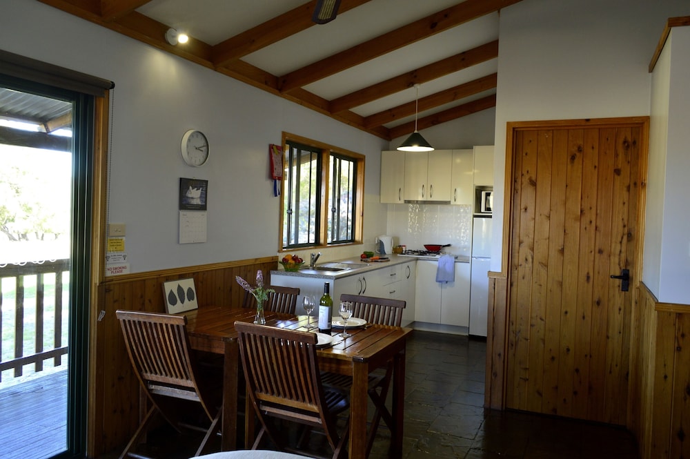 Forest - Pet Friendly 2 Bedroom Cottage photo 3