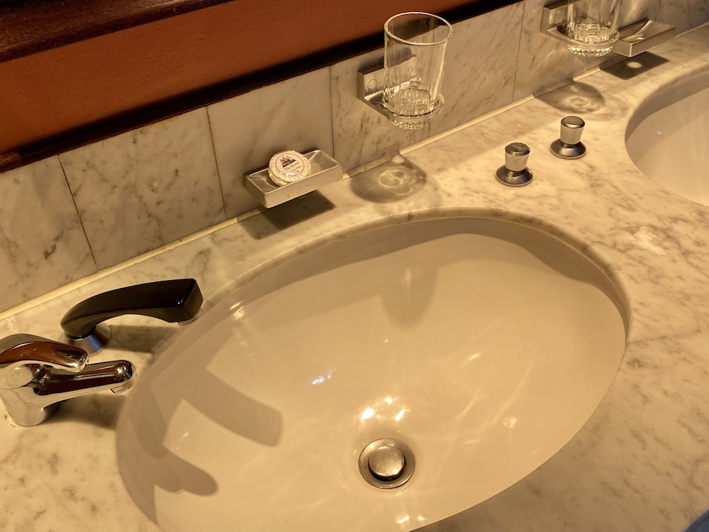 Deluxe Room, 1 Queen Bed, Non Smoking, Harbor View thumbnail 5