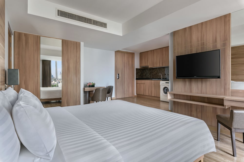 Deluxe Suite, 1 King Bed, City View photo 2