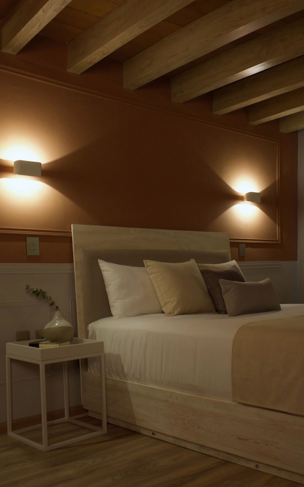 Deluxe Room, 1 Queen Bed (Berry) photo 3