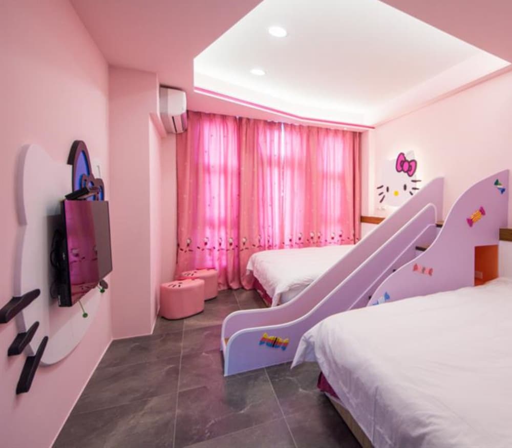 Deluxe family room photo 2