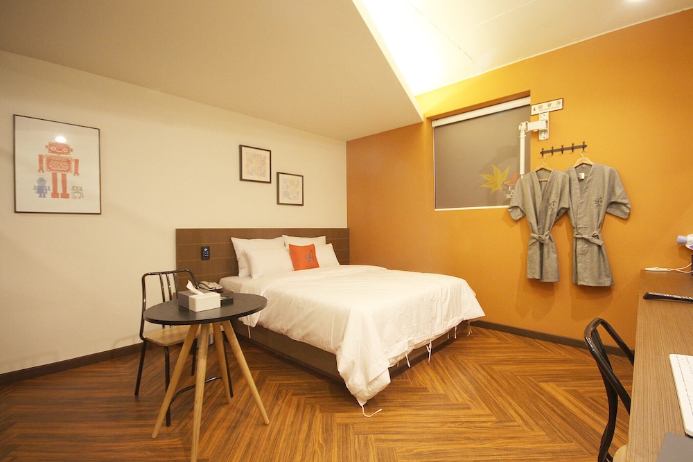 Standard Double Room, Non Smoking - Photo 12