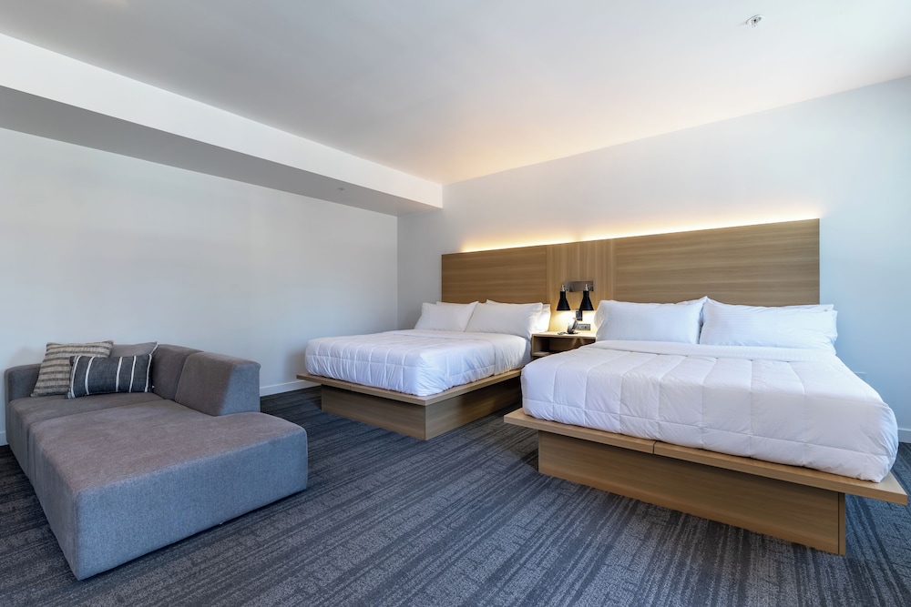 Deluxe Room, 2 Queen Beds, Non Smoking, Balcony photo 3