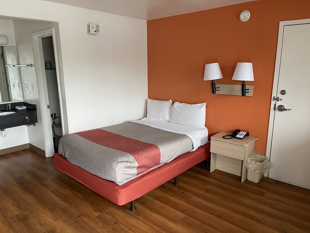 Room, 1 Double Bed, Accessible, Non Smoking (Hearing, Tub w/Grab bars) photo 2