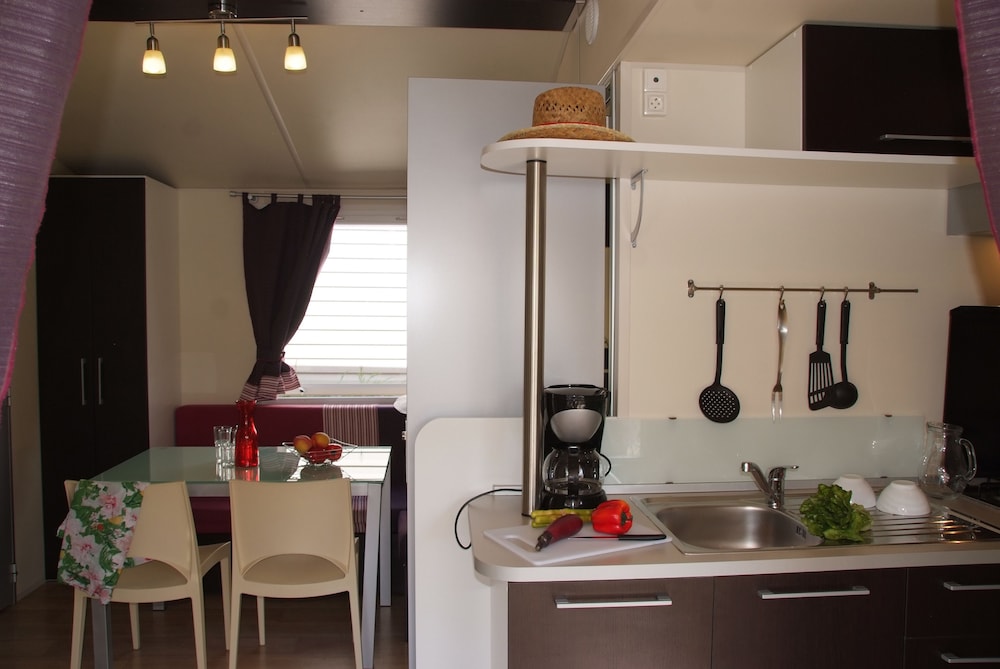 Mobile Home, 2 Bedrooms, Pool Access (Colorado) photo 3