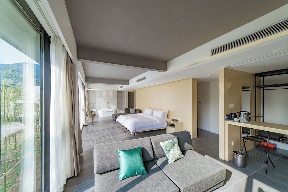 Design Suite, 1 King Bed, Valley View