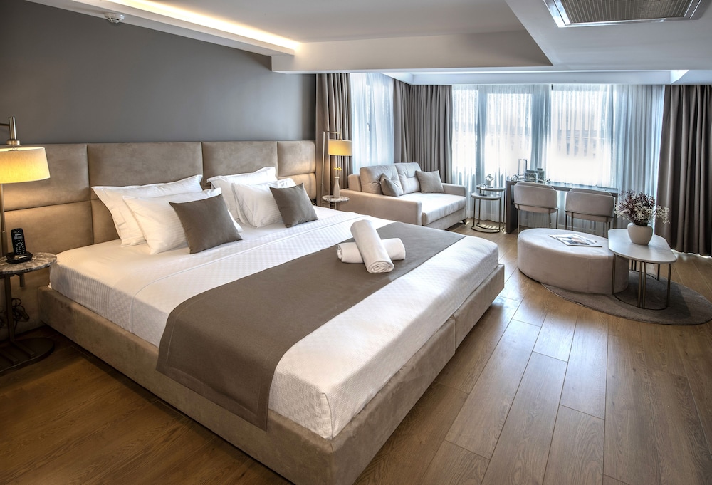 Exclusive Suite, 1 King Bed, Non Smoking, Balcony photo 2