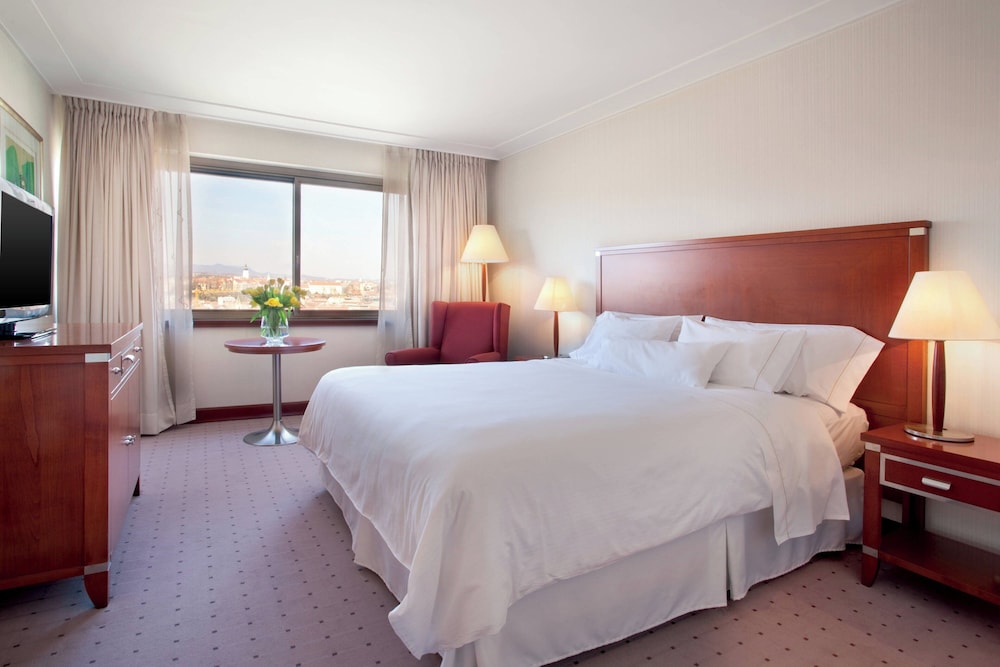 Deluxe Suite, 1 Bedroom, Smoking, City View - Photo 1