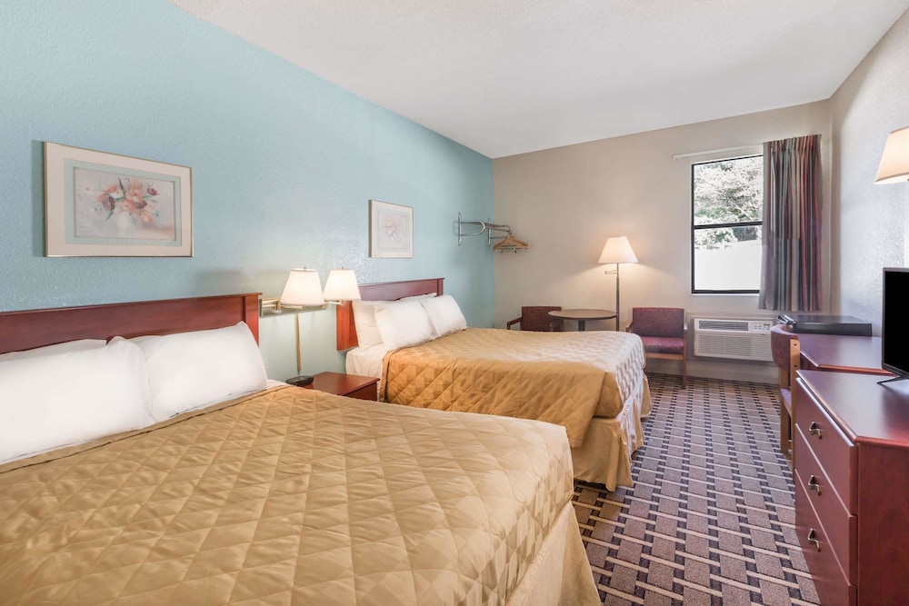 Standard Room, 1 King Bed photo 3