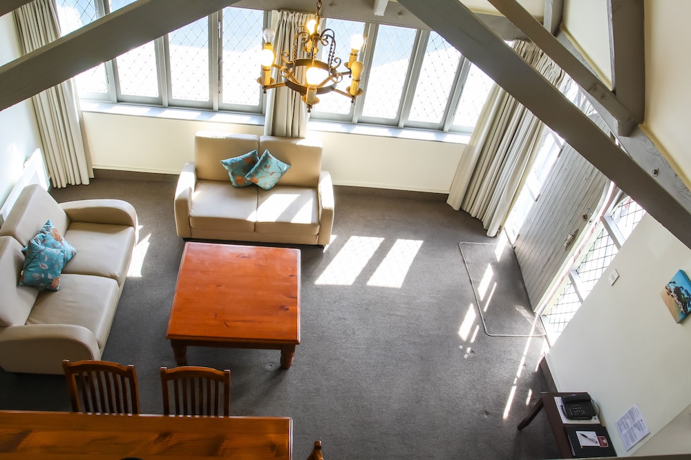 Apartment, 2 Bedrooms, 1 bathroom (1 x Queen & 4 Single beds or 2 x Queen & 2 x Single beds) photo 2