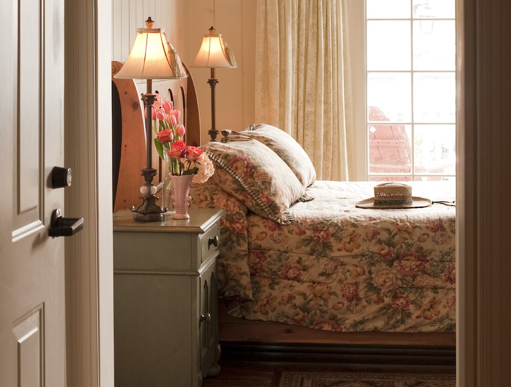 107, Colonial Inn, Private Bathroom