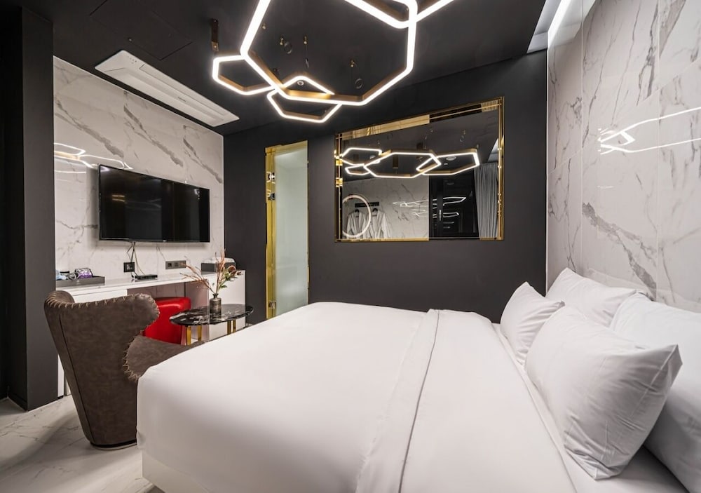 Deluxe Double Room (Netflix/ Youtube Available on TV) - Photo 18
