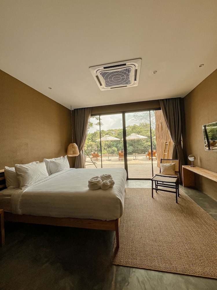 Deluxe Double Room, Non Smoking, Pool View photo 3
