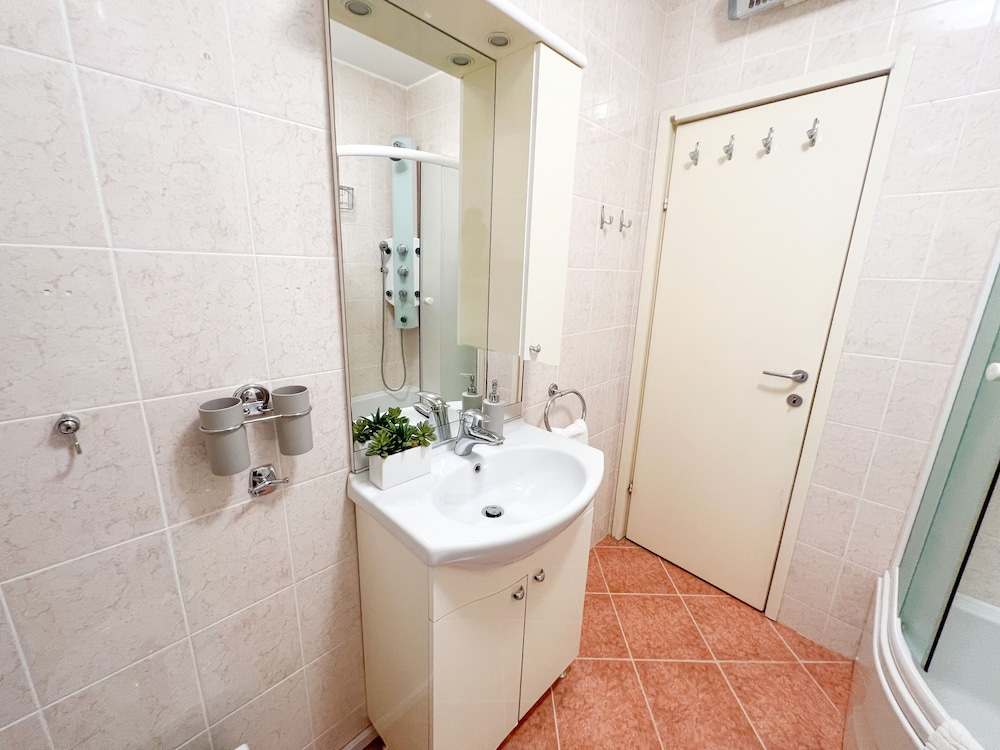 Honeymoon Suite, Spa Bath, Sea View - Photo 3