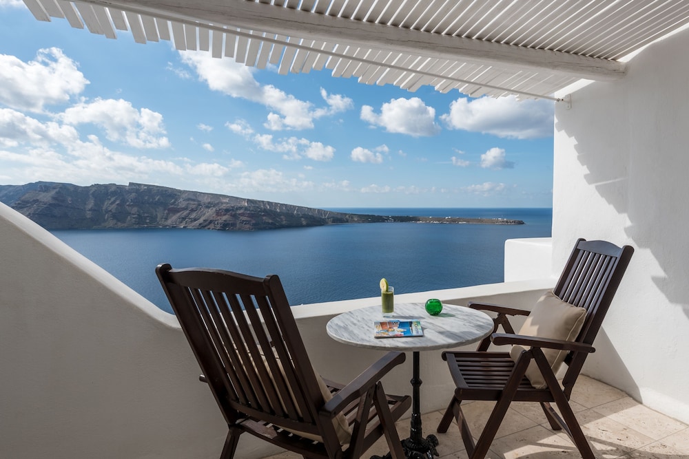 Superior Suite, Jetted Tub (Caldera View) - Photo 17