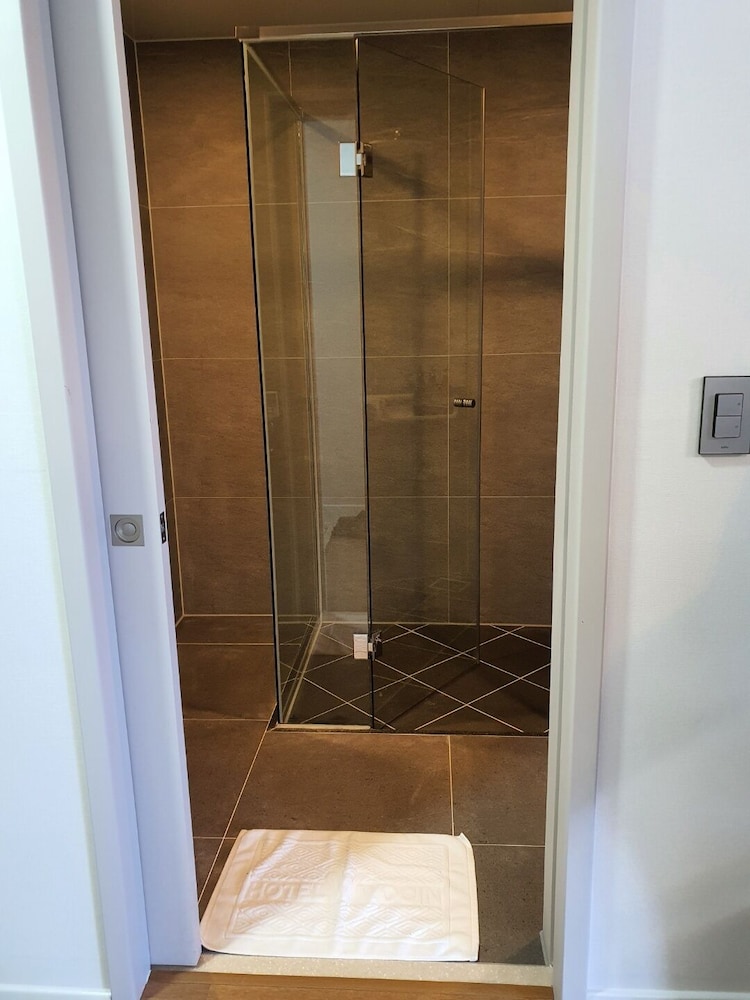Premium Suite - Photo 15