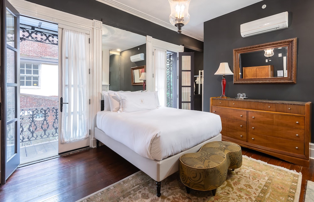 Signature Room, 1 Queen Bed, Balcony, Garden View