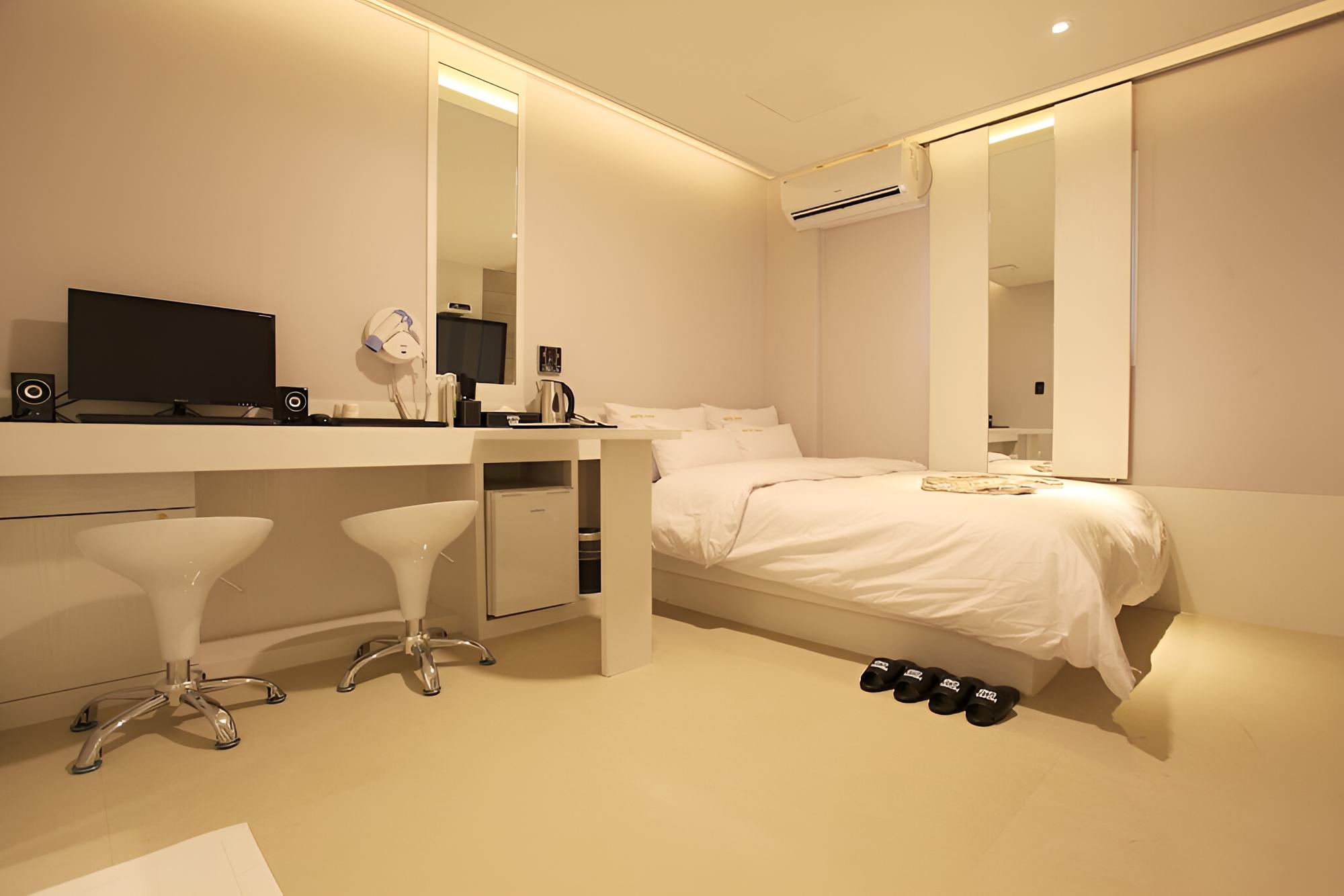 Room (Standard - B (Free Netflix viewing in) - Photo 1
