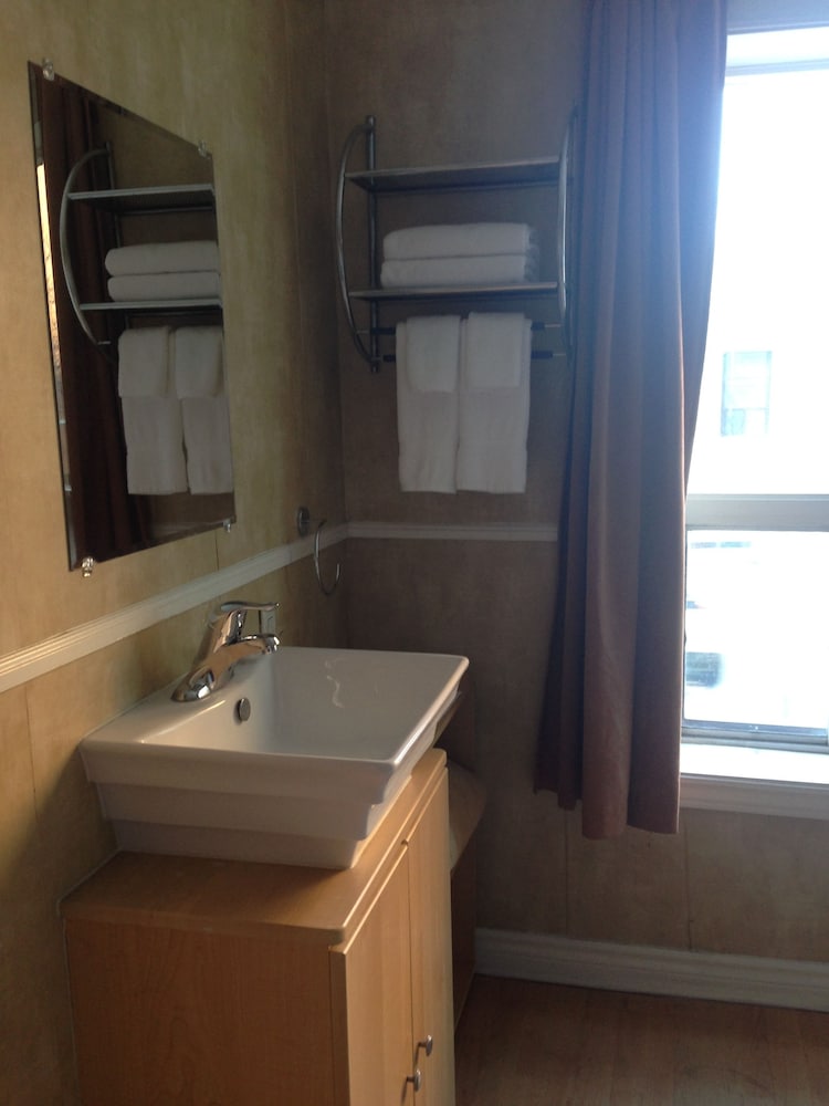 Basic Room, 1 Double Bed, Shared Bathroom - Photo 9