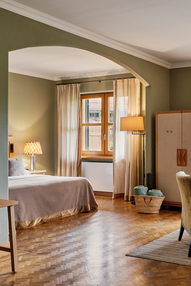 Junior Suite, 1 King Bed, Garden Area