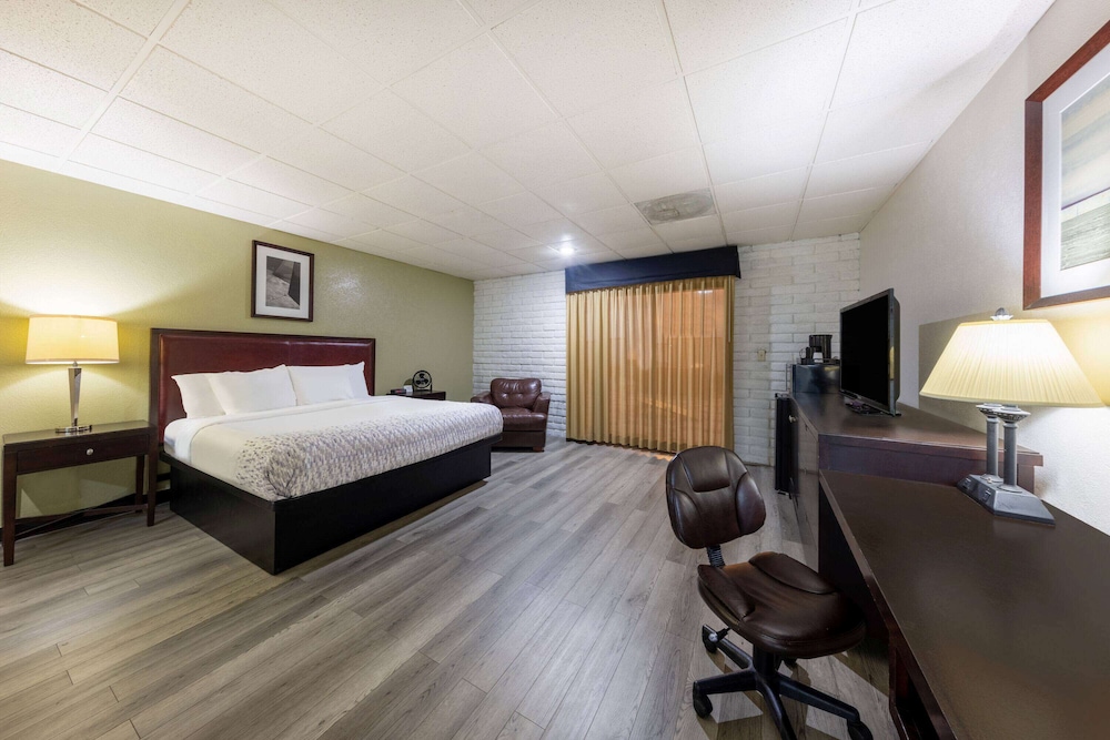 Studio, 1 King Bed, Non Smoking, Pool View photo 1