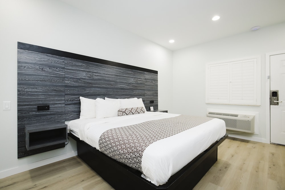 Standard Single Room, 1 King Bed, Smoking, Kitchenette photo 1