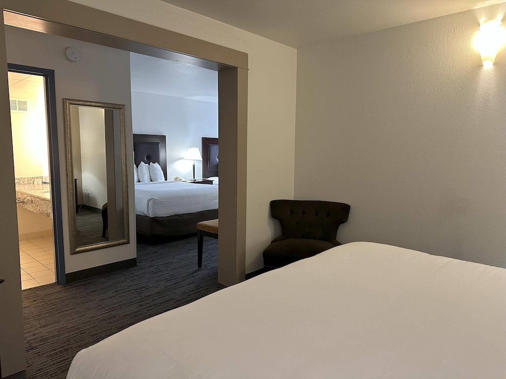 Room, Multiple Beds, Non Smoking - Photo 6