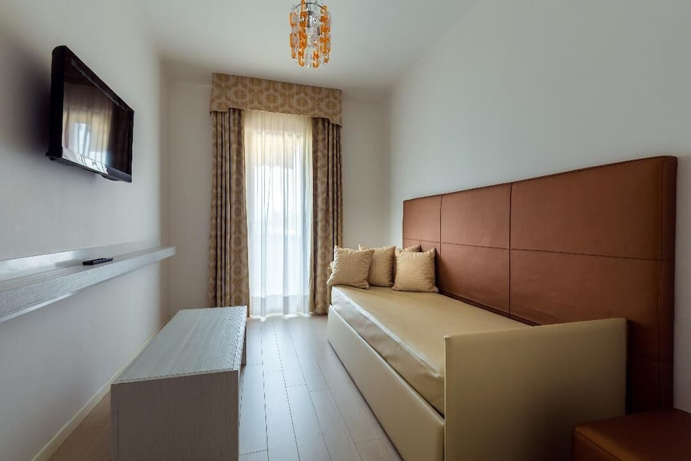 Junior Suite, Balcony, Partial Lake View - Photo 3