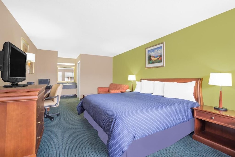 Room, 1 King Bed, Non Smoking, Refrigerator & Microwave - Photo 2
