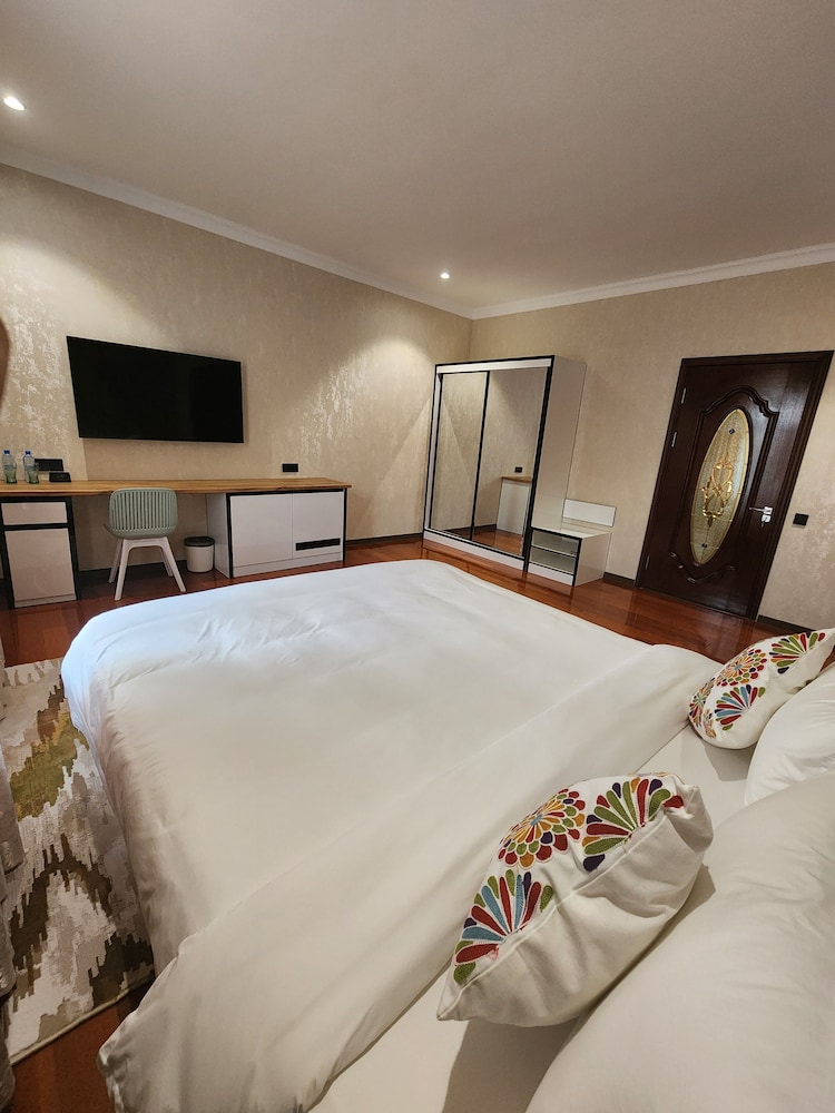 Deluxe Room, City View