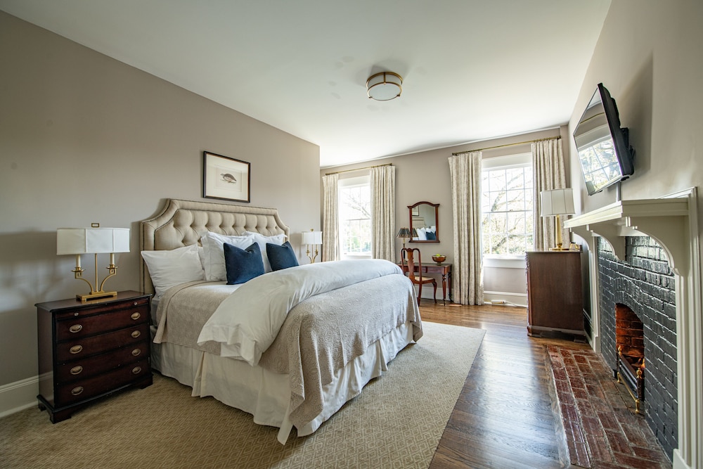 Premium Room, 1 King Bed photo 3