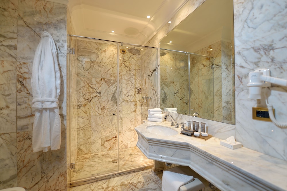 Classic Double or Twin Room - Photo 7