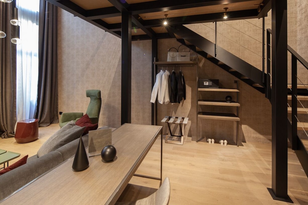 Suite (Mezzanine) photo 2