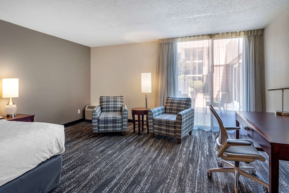 Room, 1 King Bed, Non Smoking (Upgrade) - Photo 3