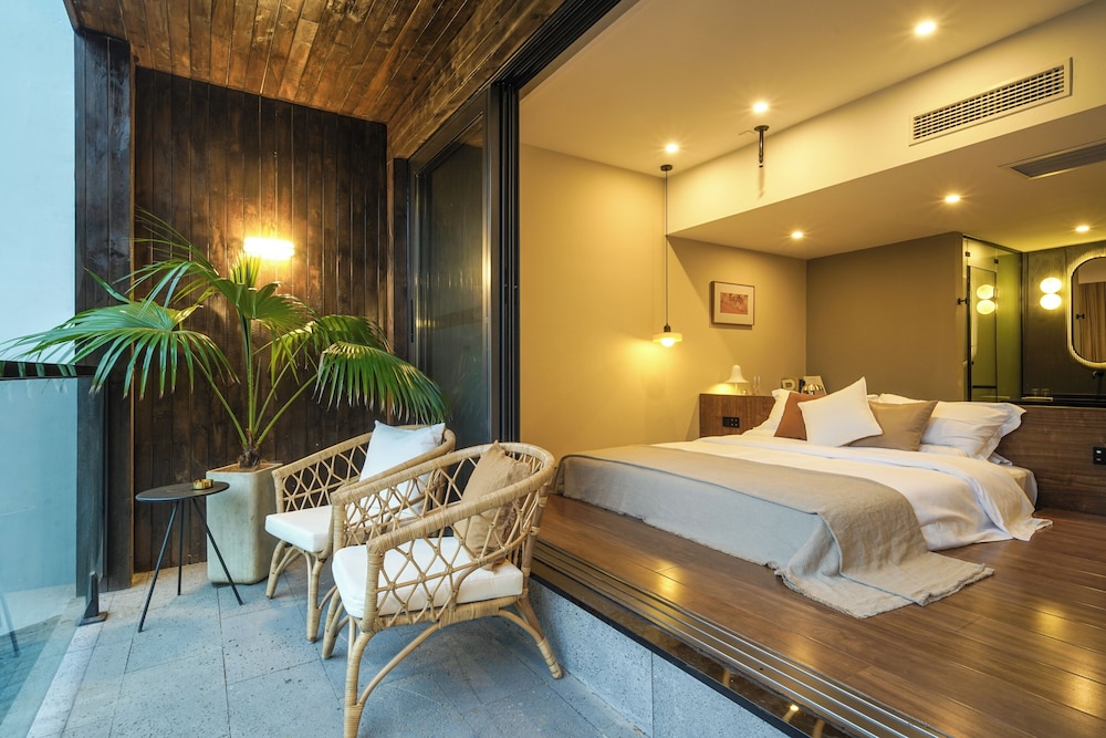 Romantic Double Room, 1 Queen Bed, Balcony, Hill View photo 1