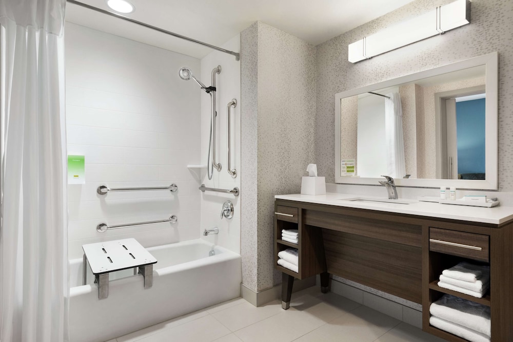Studio, 1 Queen Bed, Accessible, Bathtub - Photo 5