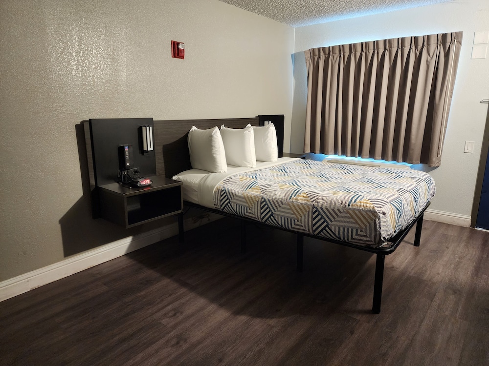 Standard Room, 1 Queen Bed, Accessible, Non Smoking - Photo 10