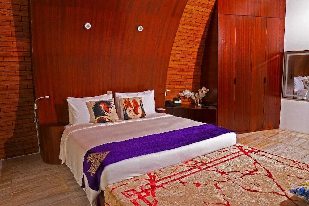 Family Double Room Single Use, Private Pool, Lake View photo 3